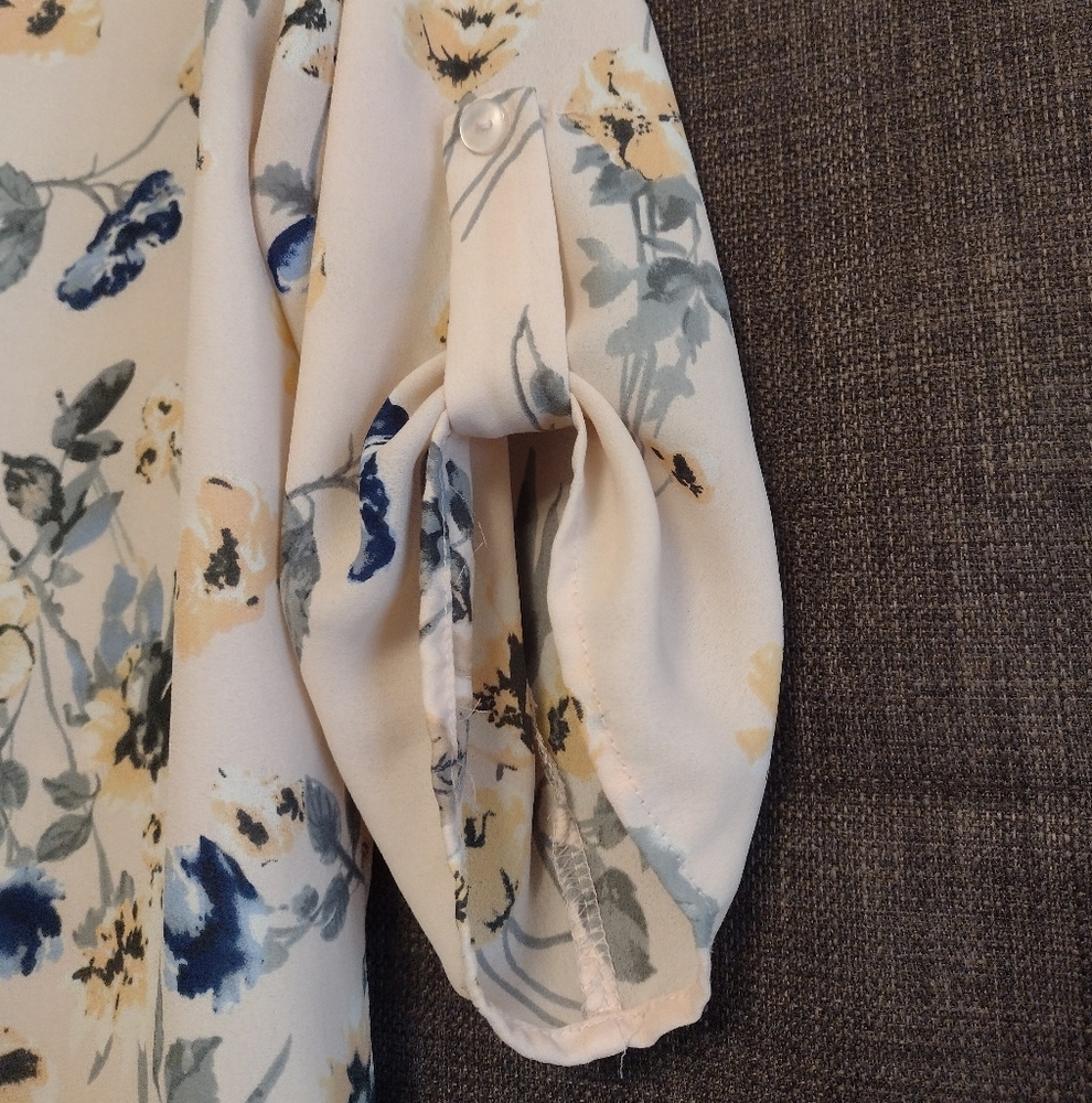 ✨ Sienna Sky Pale Pink Floral Women's Top Medium - Picture 6 of 6